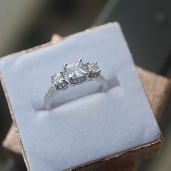 White CZ women’s silver ring - Picture 6 of 6